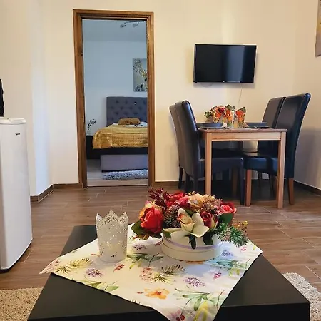 Oliver Apartmanhaz * 발라톤엘
